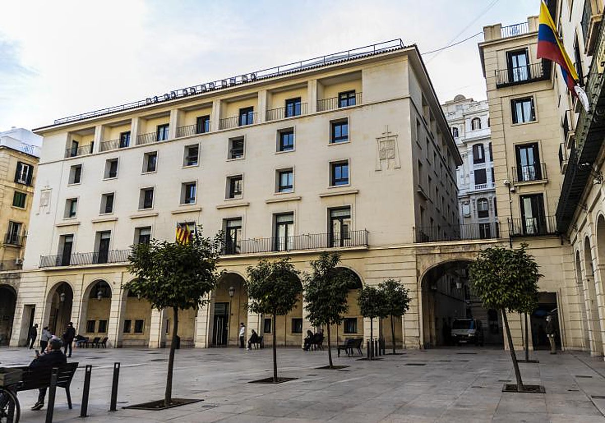 Imagen de archivo de la fachada principal de la Audiencia Provincial de Alicante