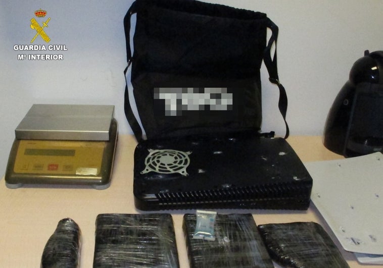 Detienen a un pasajero con dos kilos de cocaína dentro de una PlayStation 5 en el aeropuerto de Valencia