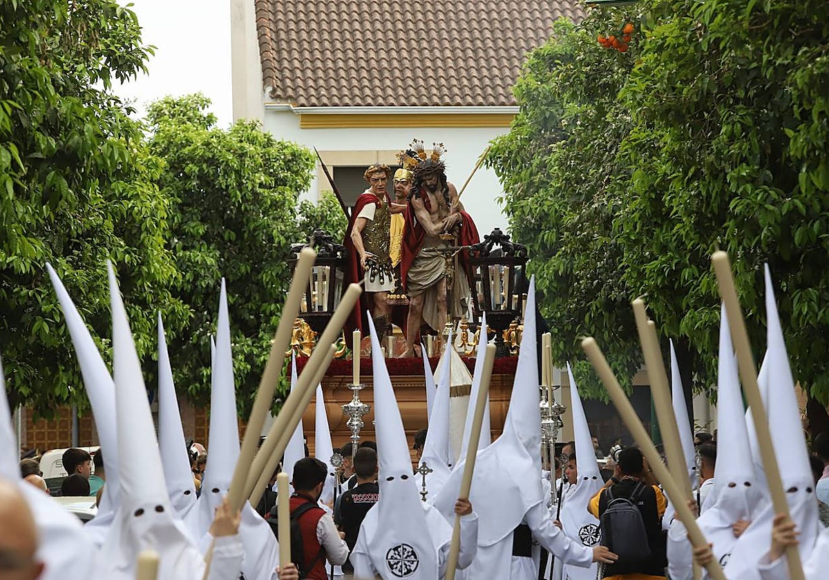 El Señor de los Afligidos avanza por el barrio de Cañero
