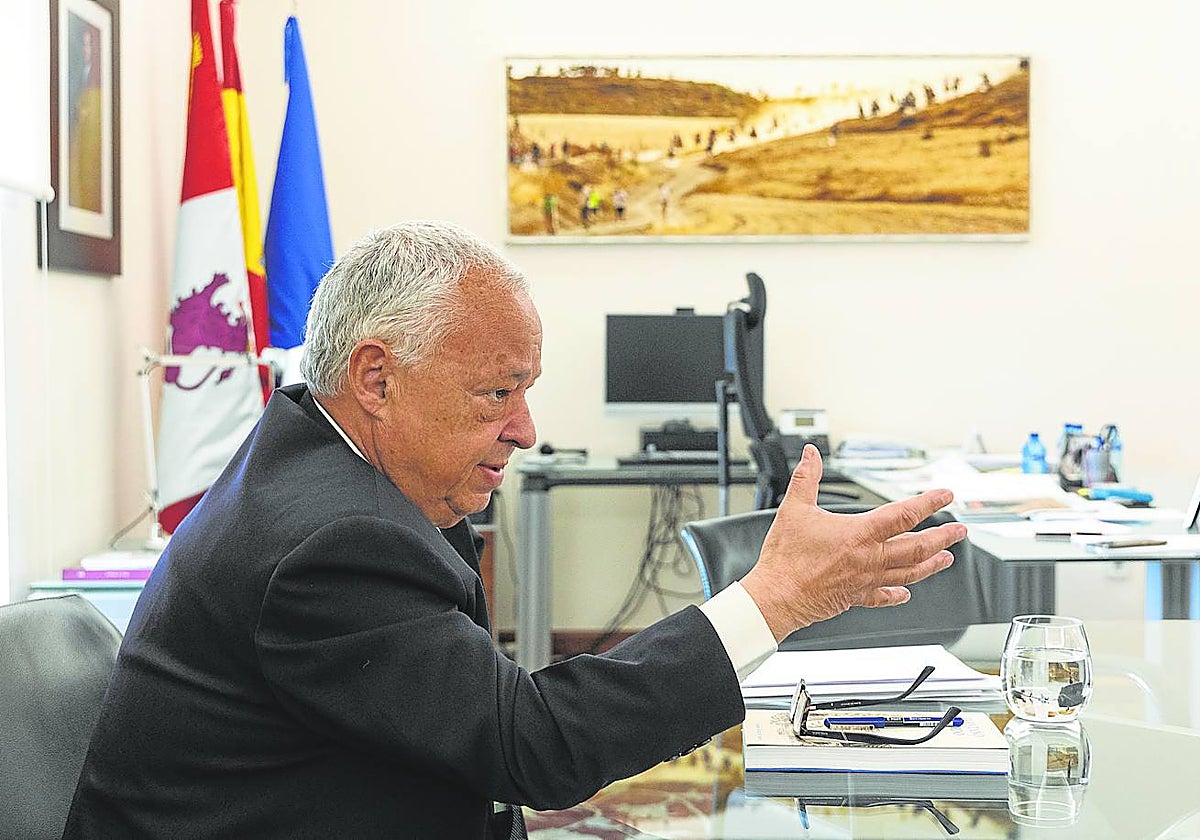 El consejero Gonzalo Santonja, durante la entrevista. Al fondo, fotografía de un encierro en Cuéllar