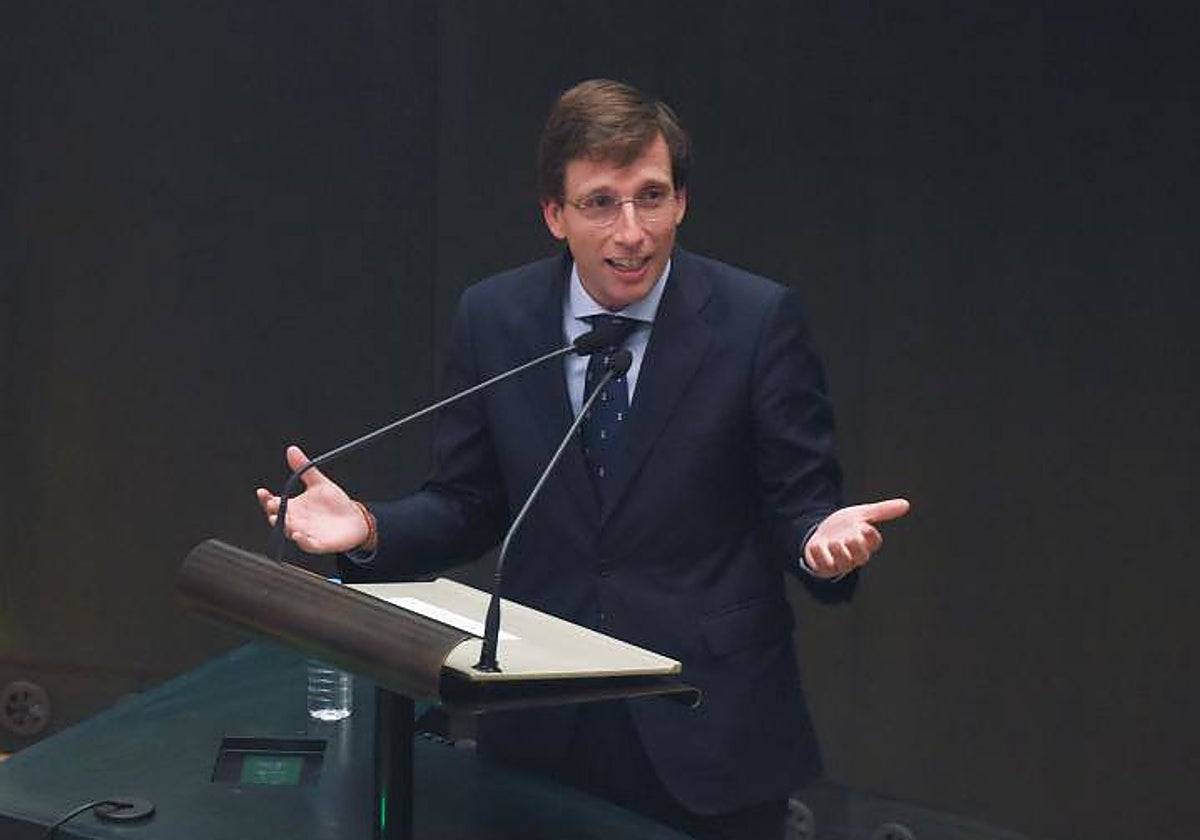 El alcalde, José Luis Martínez-Almeida, en el último pleno del Ayuntamiento de Madrid