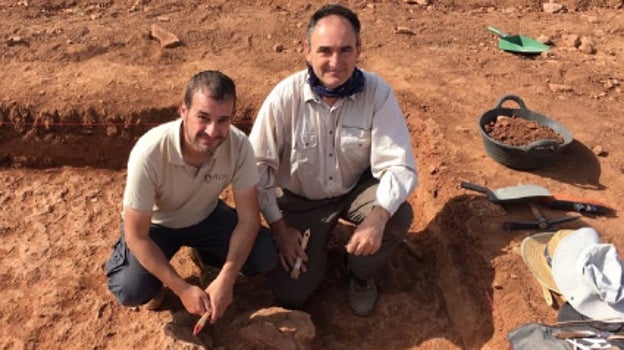 José Luis Fuentes Sánchez (izquierda) y Luis Benítez de Lugo Enrich (derecha), los dos arqueólogos que dirigen la excavación