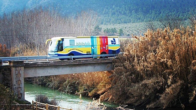 Uno de los buses de ruta por una de las carreteras de Castilla-La Mancha