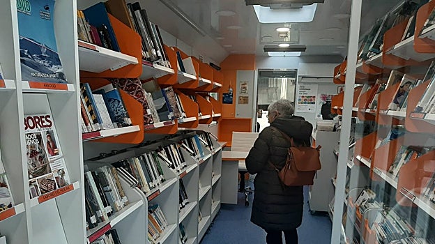 Cada bus cuenta con una colección que supera los 5.000 ejemplares, entre libros, revistas y soportes multimedia