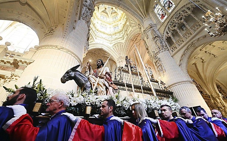Imagen principal - Procesiones de 'La Borriquilla' en Burgos (imagen grande) y Valladolid