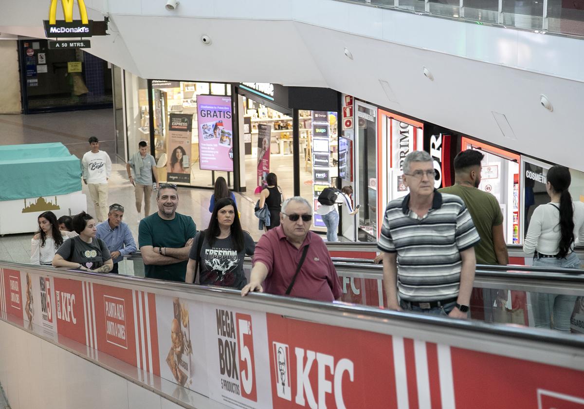 Varias familias, este domingo, en el Centro Comercial El Arcángel