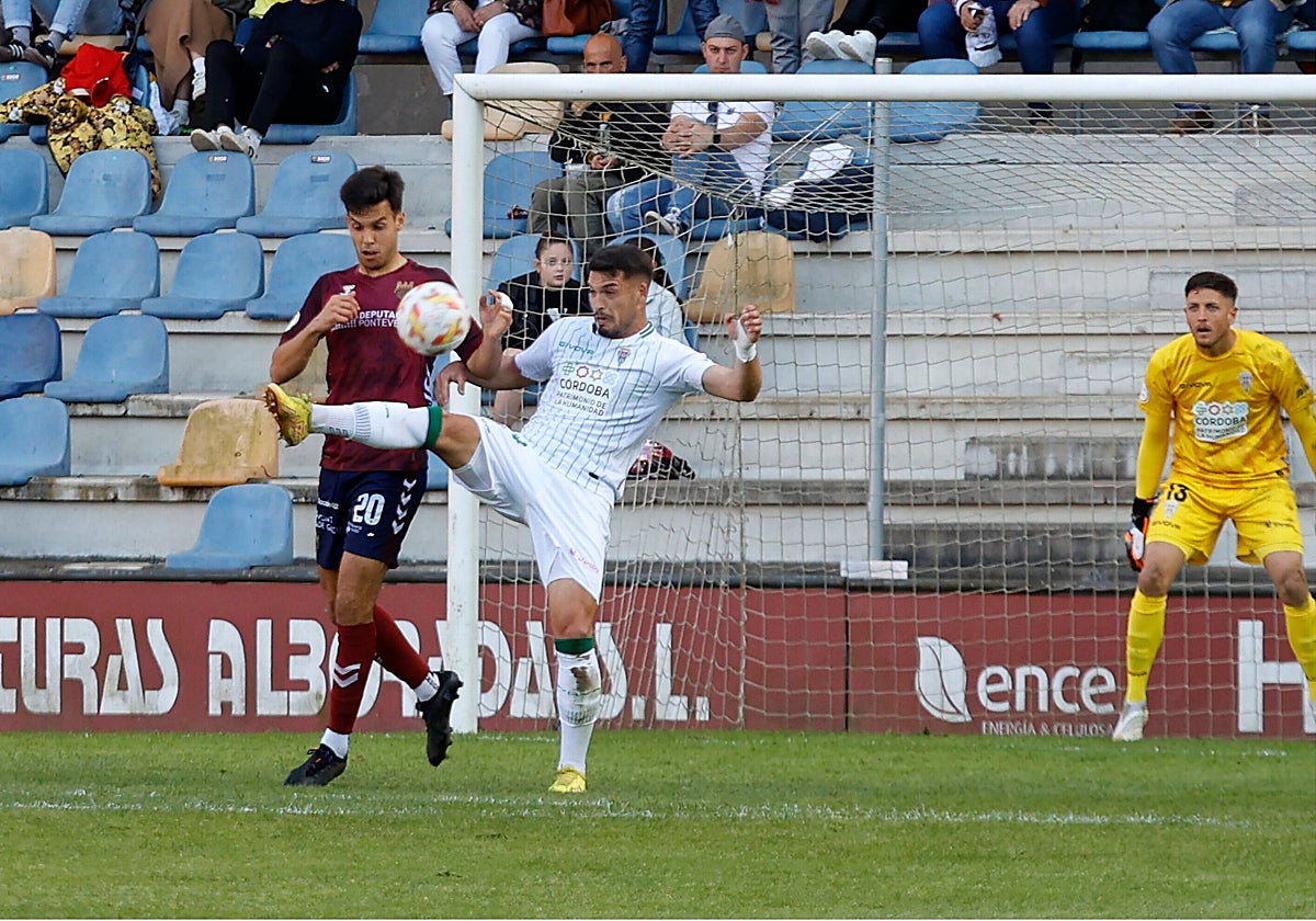 José Alonso despeja un balón ante un rival del Pontevedra en Pasarón