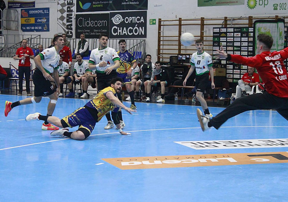 Javi García lanza el balón hacia la portería durante el encuentro del Ángel Ximénez