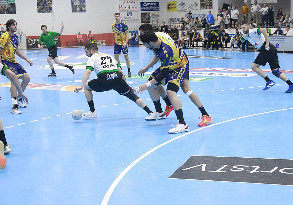 Imagen del encuentro entre el Ángel Ximénez Puente Genil y Anaitasuna en el Alcalde Miguel Salas