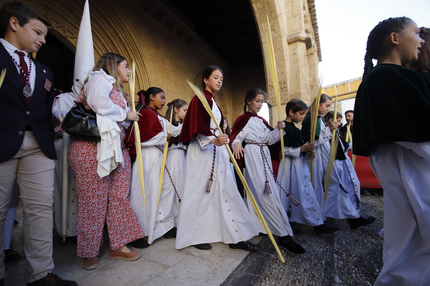 La esperada salida de la Entrada Triunfal el Domingo de Ramos de Córdoba, en imágenes