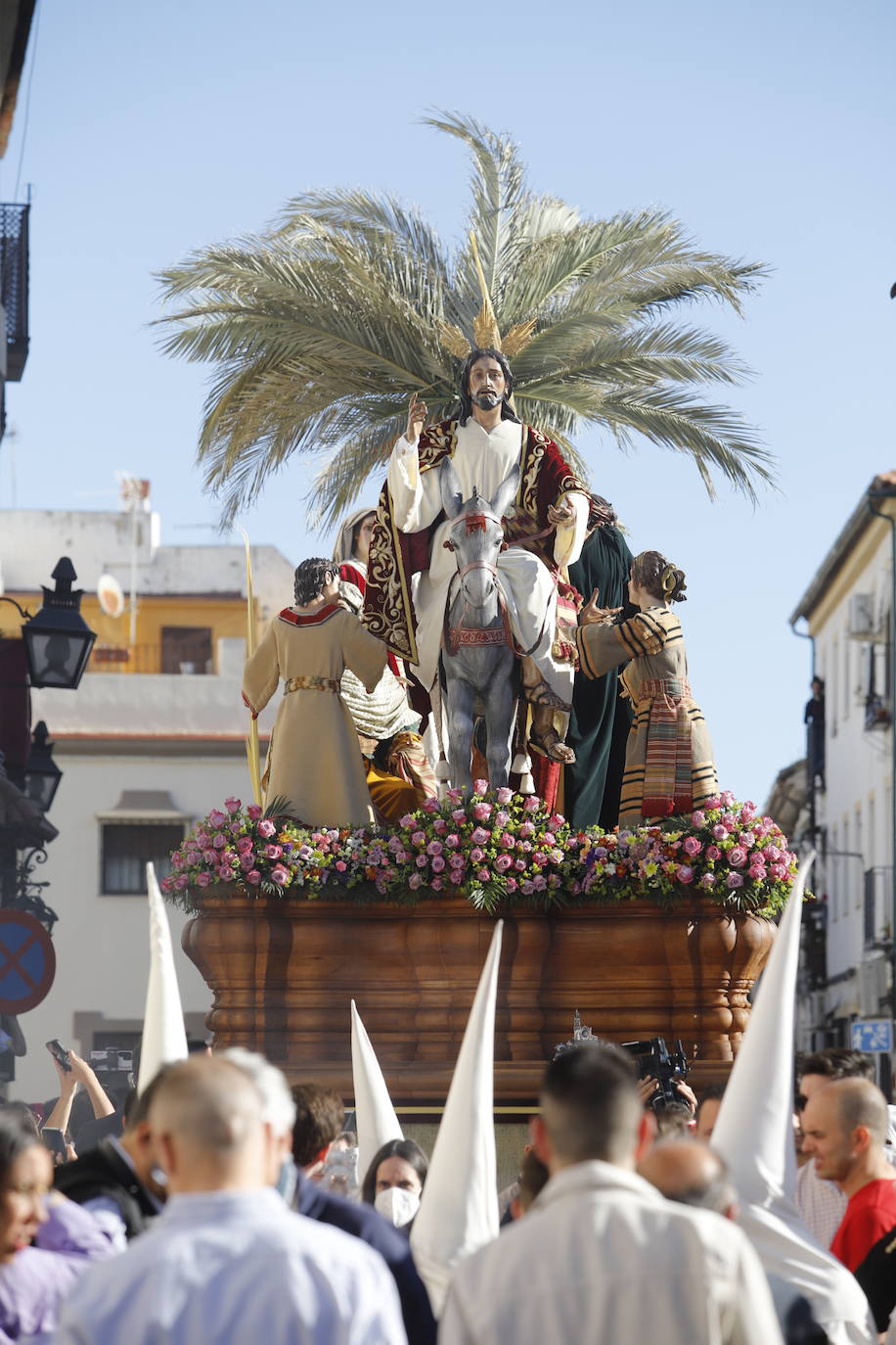 La esperada salida de la Entrada Triunfal el Domingo de Ramos de Córdoba, en imágenes