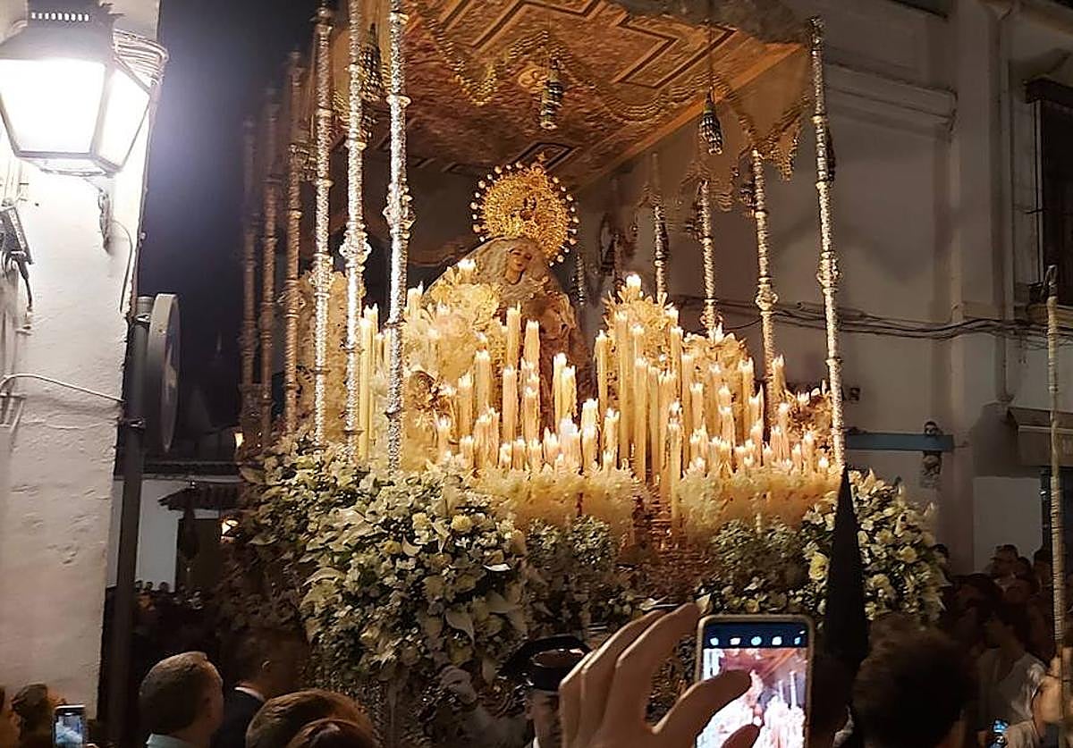 La Virgen de la Esperanza a su paso por Cardenal González