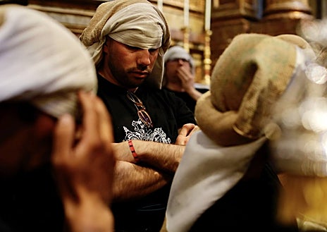 Imagen secundaria 1 - Procesión de La Borriquita tras su salida de la Almudena; costaleros de Los Estudiantes, y fieles en las calles de Madrid viendo los pasos