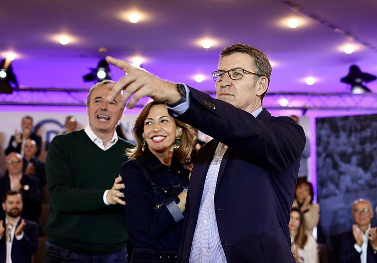 Alberto Núñez Feijóo, con Jorge Azcón y Natalia Chueca, el sábado en un acto del PP en Zaragoza