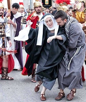 Imagen secundaria 2 - Arriba, escena de la crucifixión de Cristo en Covarrubias (Burgos). En la parte inferior, Vía Crucis viviente de Fresno El Viejo (Valladolid), con el encuentro con la Verónica y una desconsolada Virgen María.