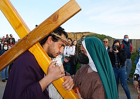 Imagen secundaria 1 - Arriba, escena de la crucifixión de Cristo en Covarrubias (Burgos). En la parte inferior, Vía Crucis viviente de Fresno El Viejo (Valladolid), con el encuentro con la Verónica y una desconsolada Virgen María.