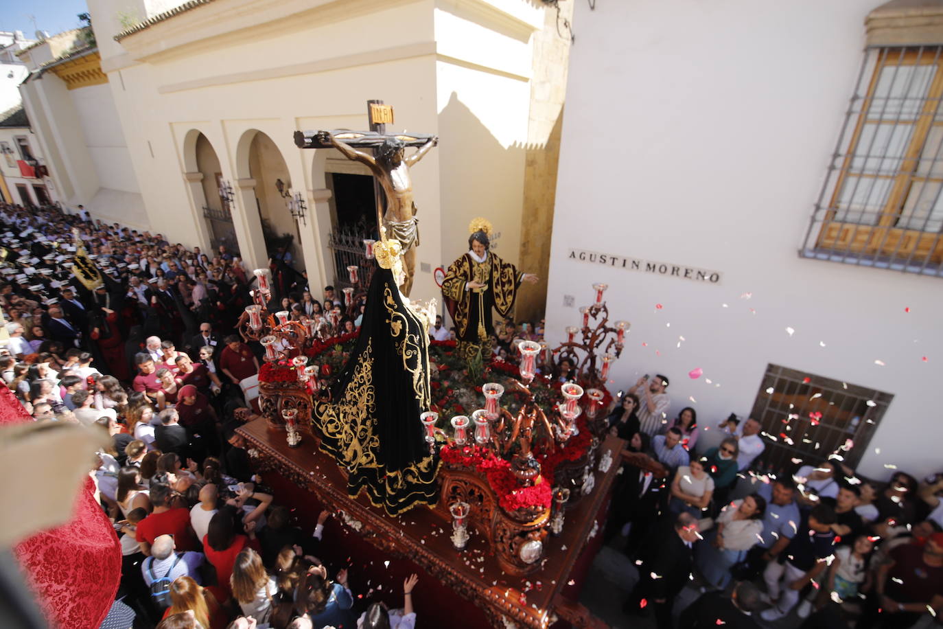 El multitudinario desfile de las Penas de Santiago de Córdoba el Domingo de Ramos, en imágenes