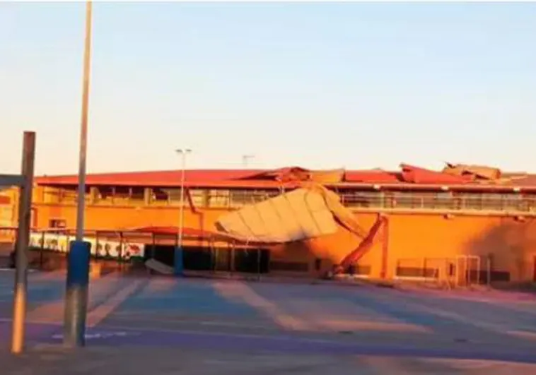 Las fuertes rachas de viento arrancan las planchas de la cubierta de la piscina de Almassora (Castellón)