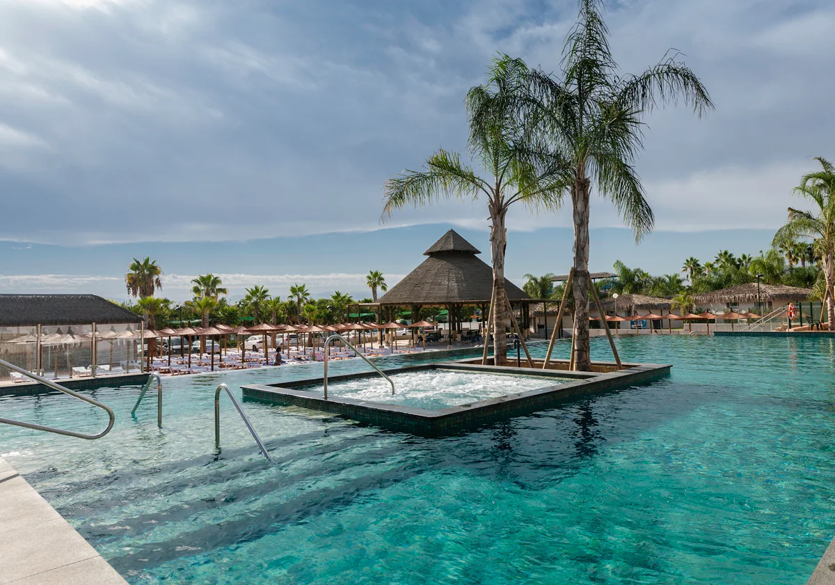 Imagen de la zona acuática ambientada en Bali de La Marina Resorts (Elche)
