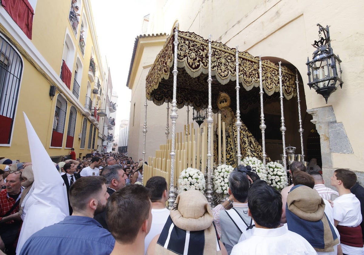 La Virgen de Gracia y Amparo, con el estreno de su manto