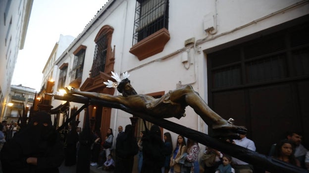 El Santo Cristo de la Salud, en el inicio de su estación de penitencia