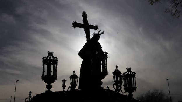 El Señor de los Reyes, a contraluz en el Puente Romano