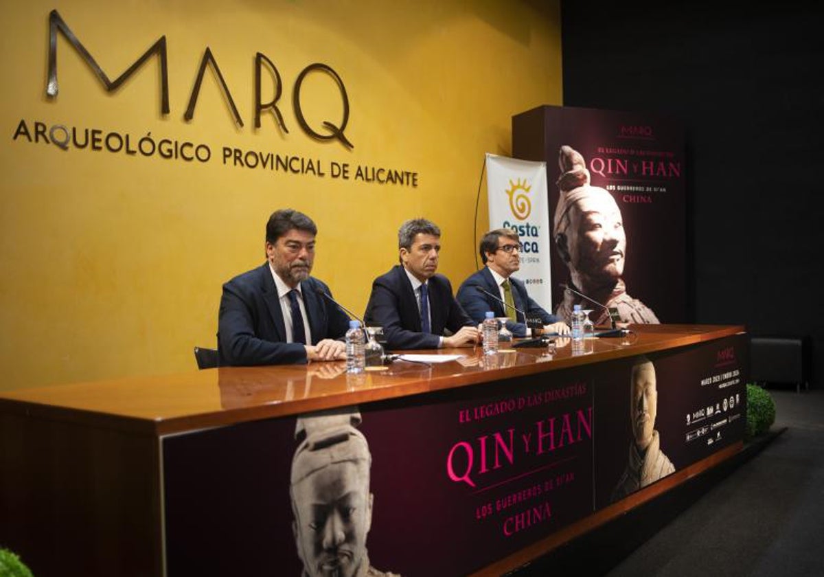 El alcalde de Alicante, Luis Barcala, el presidente de la Diputación, Carlos Mazón, y el diputado de Cultura, Juan de Dios Navarro