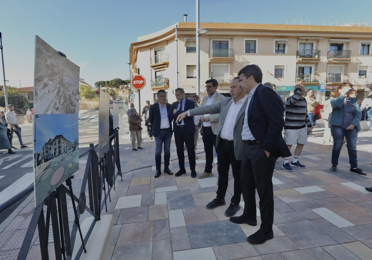 El alcalde de Finestrat, Juan Francisco Pérez Llorca, explica al presidente de la Diputación de Alicante, Carlos Mazón, detalles del proyecto