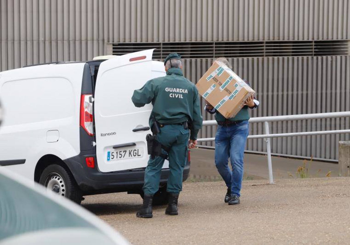 Registro de los agentes de la Guardia Civil en la sede del club en El Arcángel