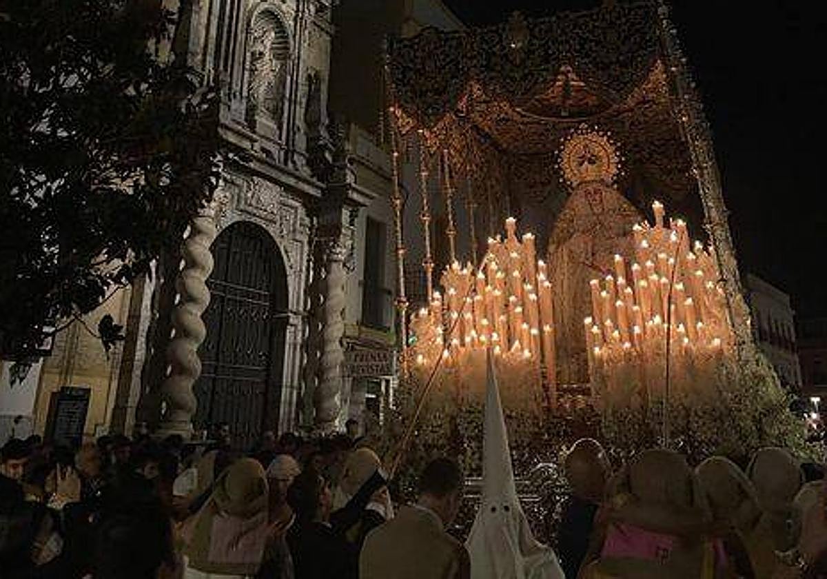 La Vigen de la Merced, en la noche del Lunes Santo pasando por San Pablo