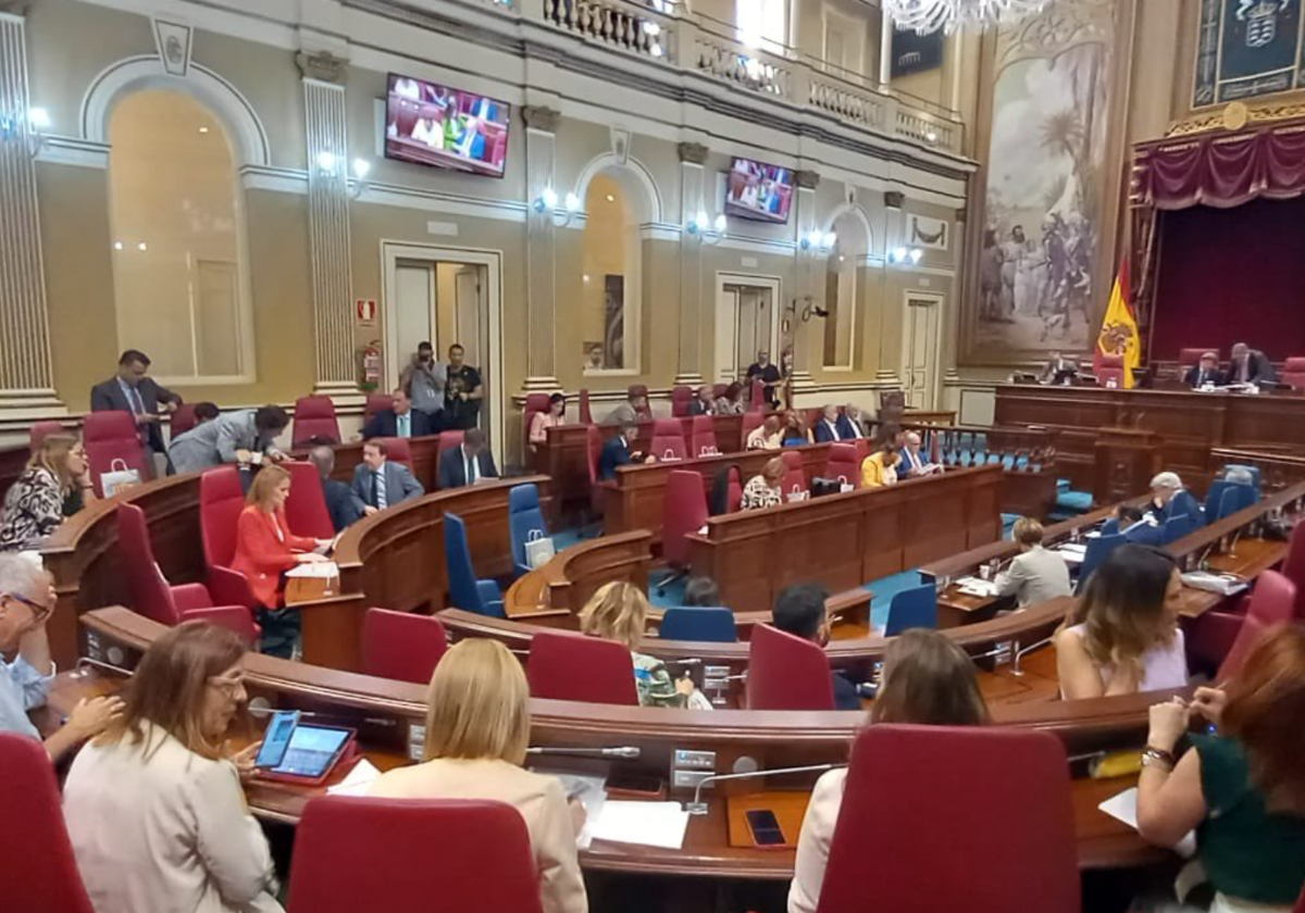 Sala del Parlamento de Canarias en sesión ordinaria