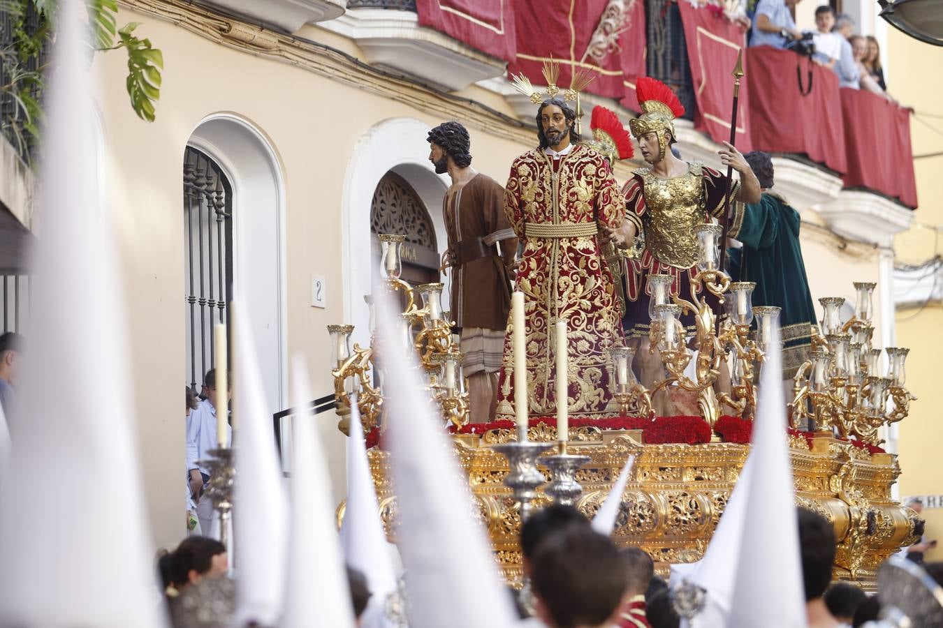 La elegante procesión de La Sentencia en el Lunes Santo de Córdoba, en imágenes