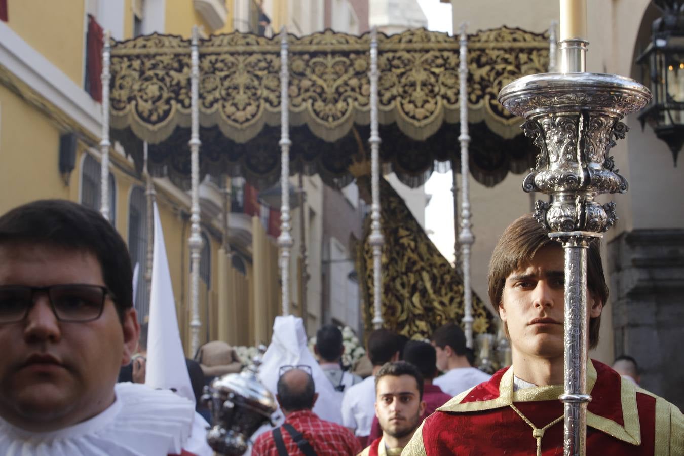 La elegante procesión de La Sentencia en el Lunes Santo de Córdoba, en imágenes