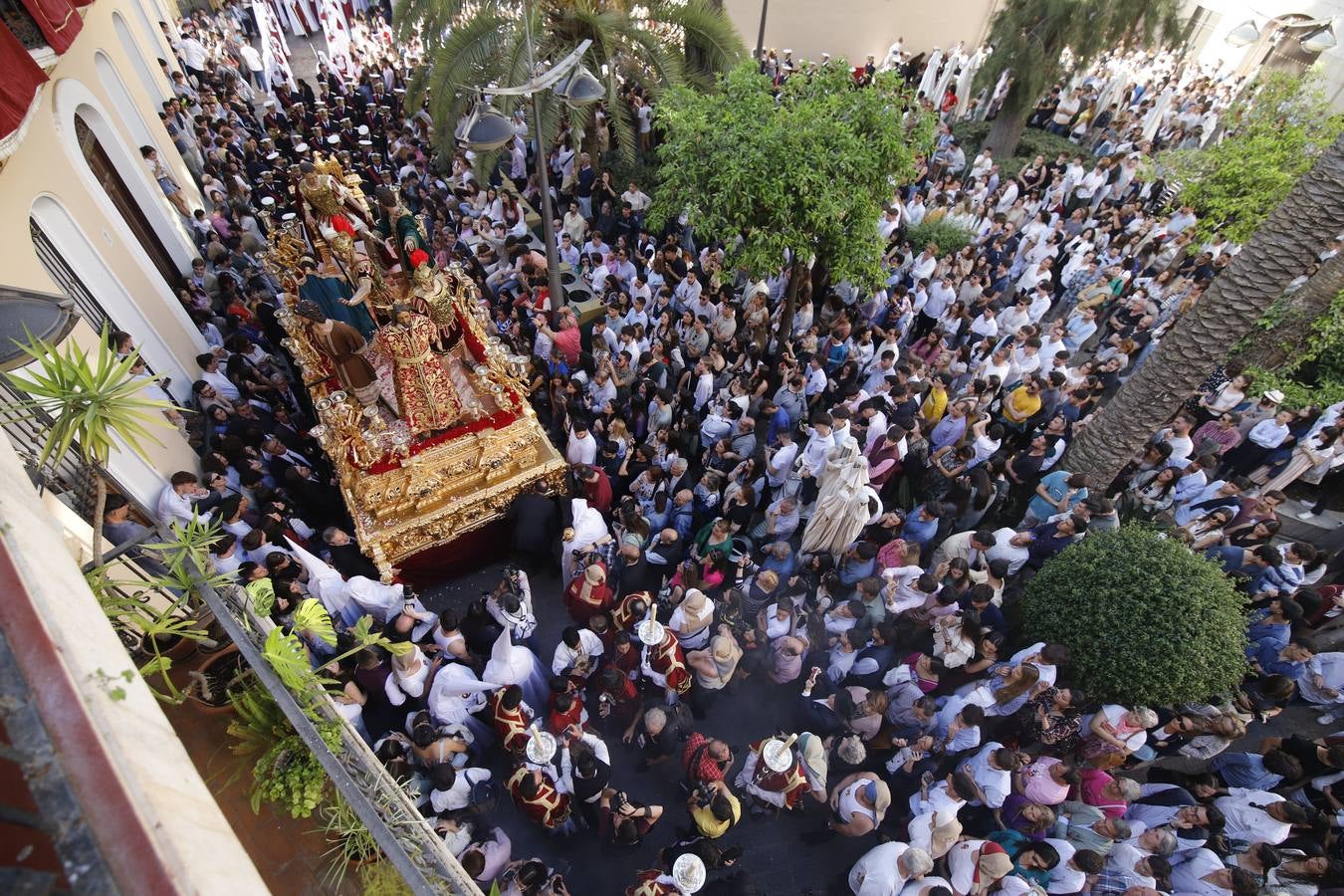 La elegante procesión de La Sentencia en el Lunes Santo de Córdoba, en imágenes