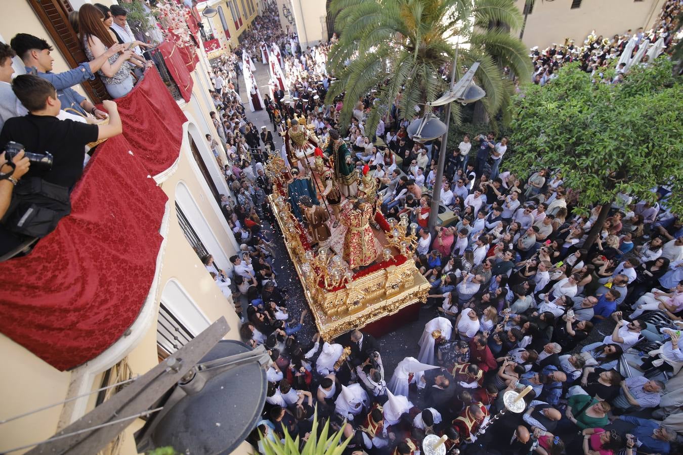 La elegante procesión de La Sentencia en el Lunes Santo de Córdoba, en imágenes