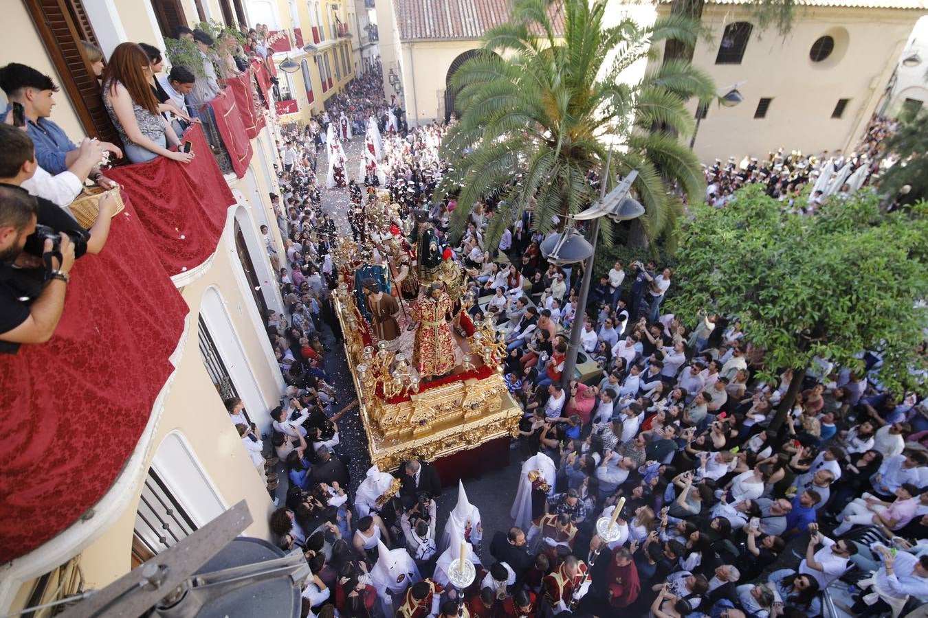 La elegante procesión de La Sentencia en el Lunes Santo de Córdoba, en imágenes
