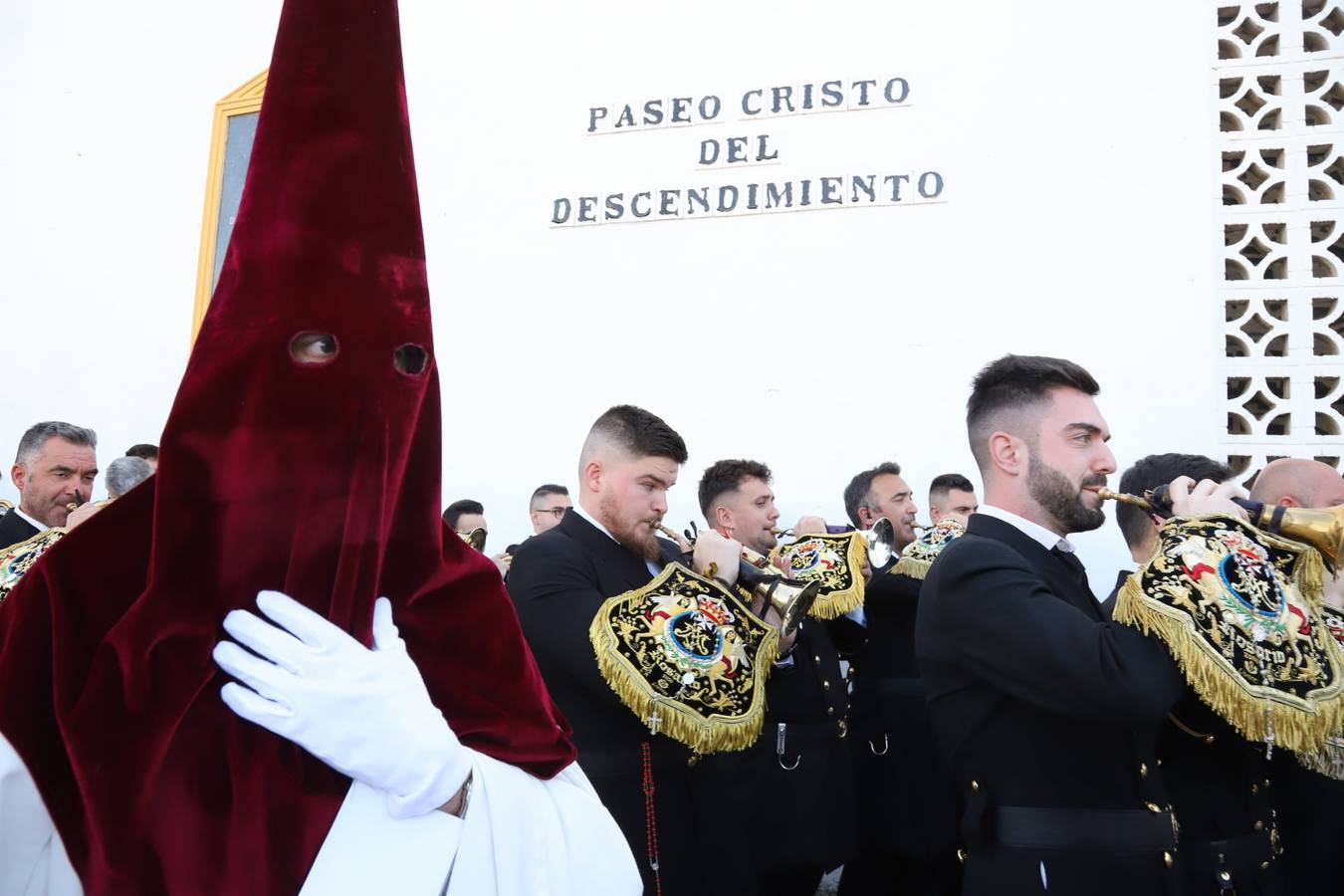 Lunes Santo | La solemne procesión de la hermandad de la Vera Cruz, en imágenes