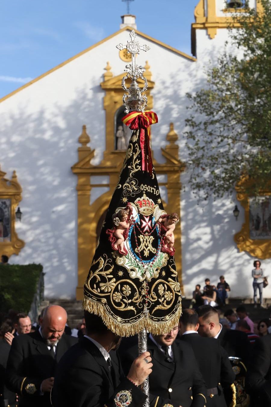 Lunes Santo | La solemne procesión de la hermandad de la Vera Cruz, en imágenes