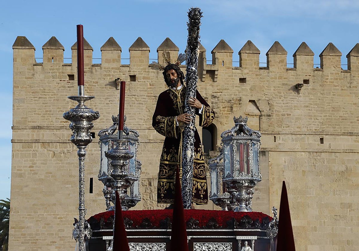 Nuestro Señor de los Reyes pasa el Puente Romano con la Calahorra de fondo