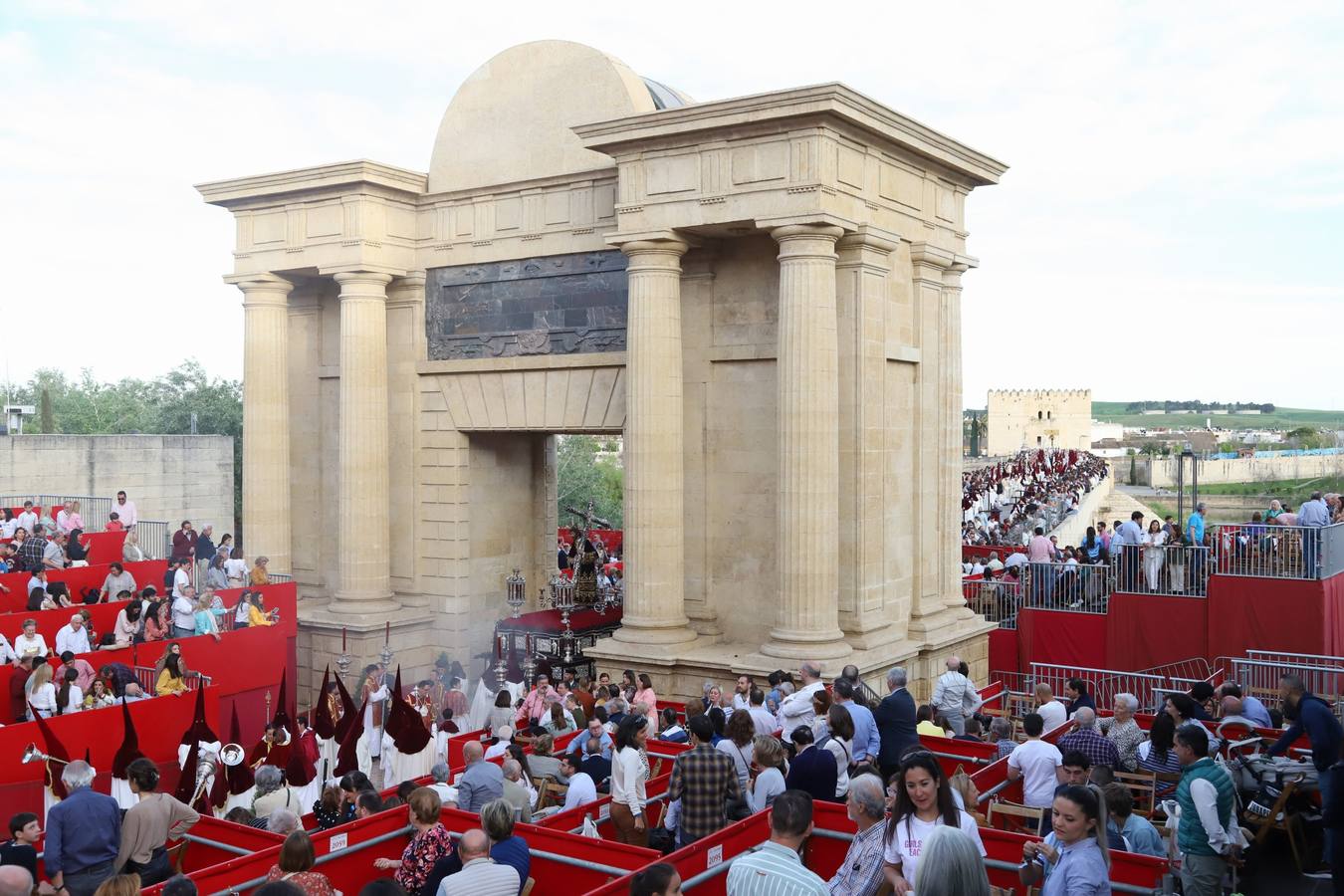 Lunes Santo | La solemne procesión de la hermandad de la Vera Cruz, en imágenes