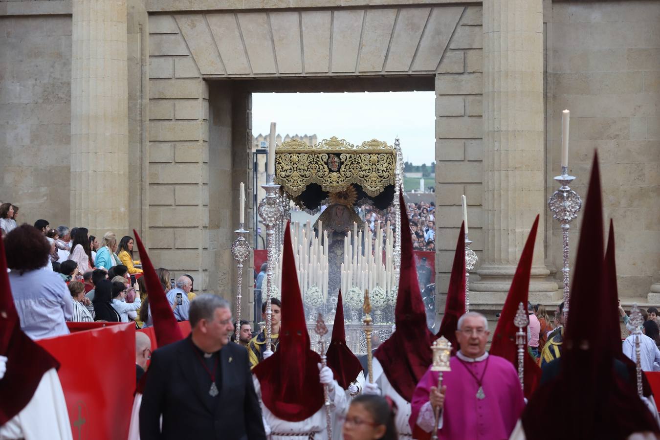 Lunes Santo | La solemne procesión de la hermandad de la Vera Cruz, en imágenes