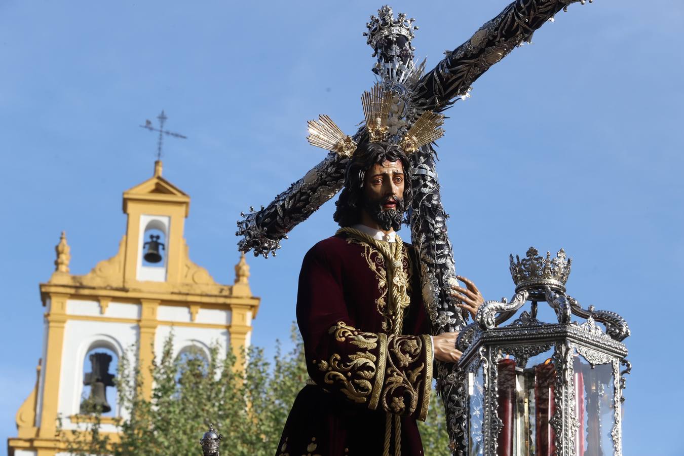 Lunes Santo | La solemne procesión de la hermandad de la Vera Cruz, en imágenes