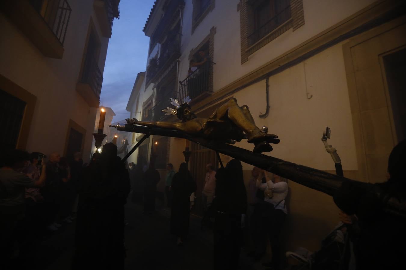 El inconfundible Vía Crucis por la Judería en el Lunes Santo de Córdoba, en imágenes