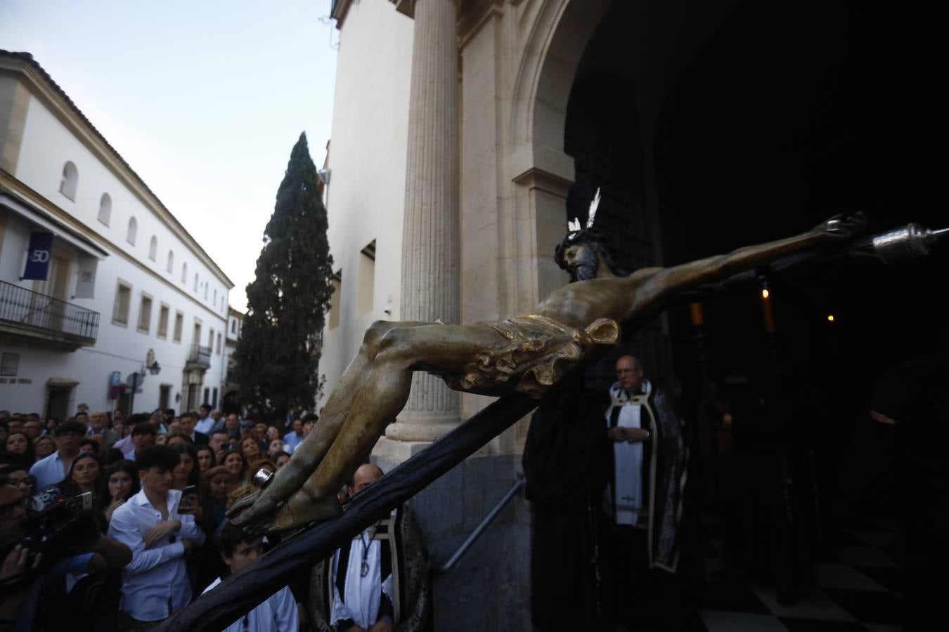 El inconfundible Vía Crucis por la Judería en el Lunes Santo de Córdoba, en imágenes