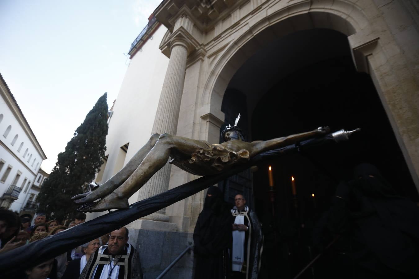 El inconfundible Vía Crucis por la Judería en el Lunes Santo de Córdoba, en imágenes