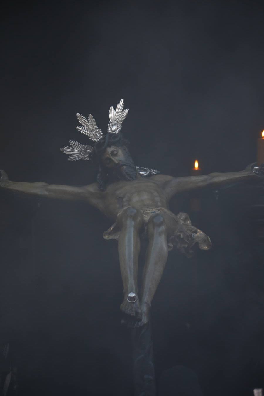 El inconfundible Vía Crucis por la Judería en el Lunes Santo de Córdoba, en imágenes