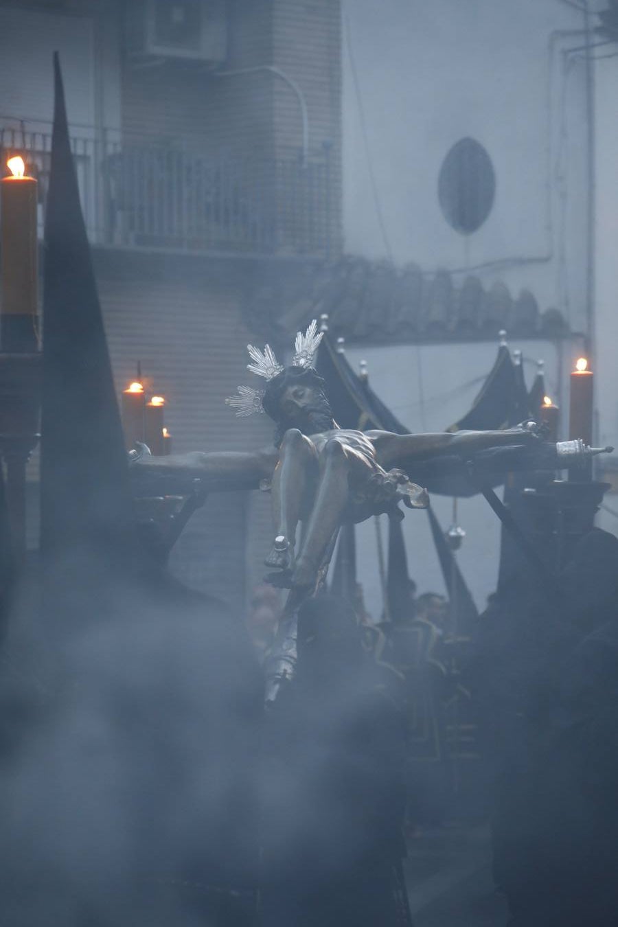 El inconfundible Vía Crucis por la Judería en el Lunes Santo de Córdoba, en imágenes