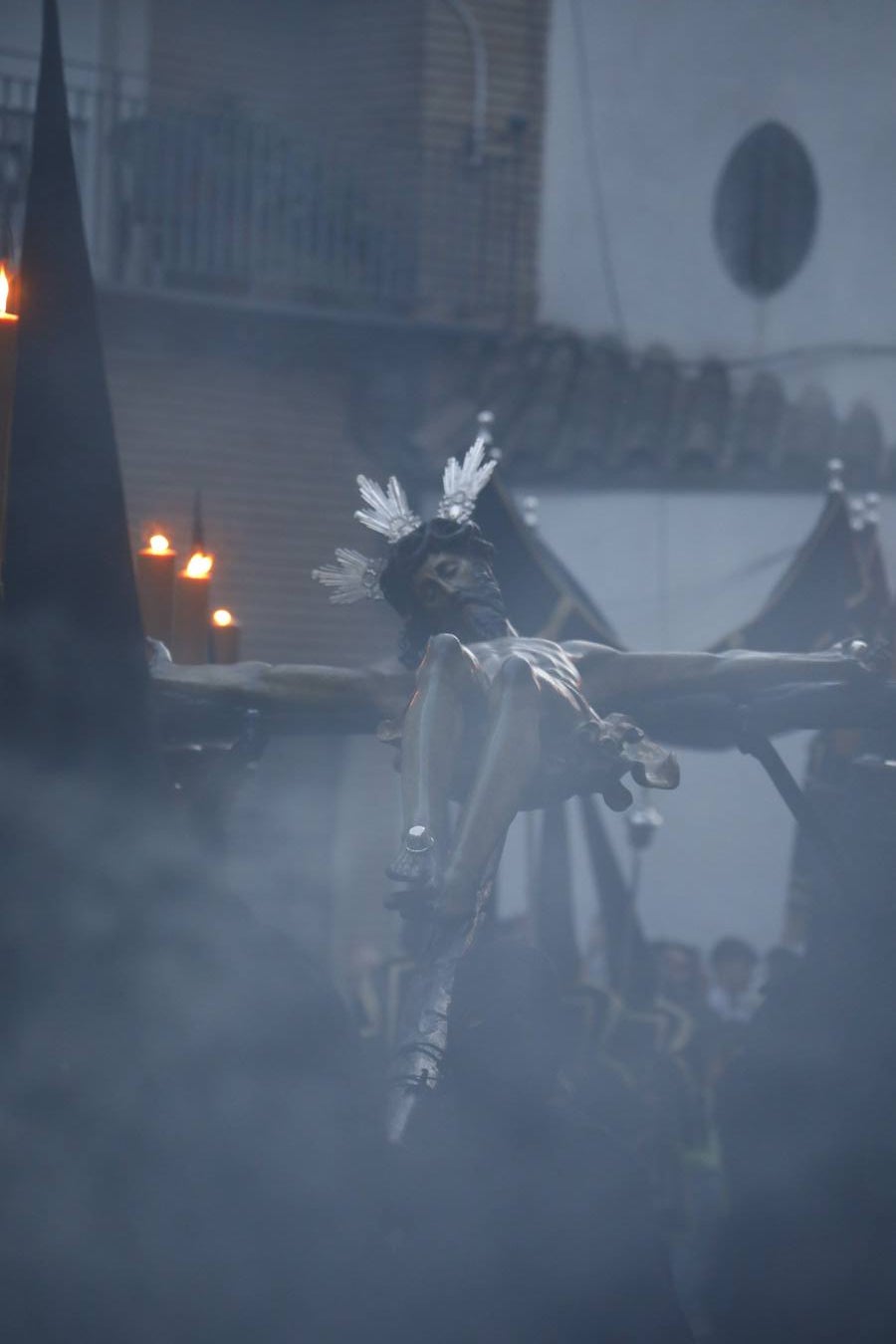 El inconfundible Vía Crucis por la Judería en el Lunes Santo de Córdoba, en imágenes