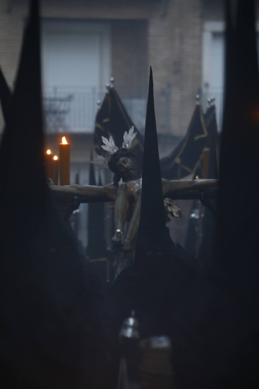 El inconfundible Vía Crucis por la Judería en el Lunes Santo de Córdoba, en imágenes