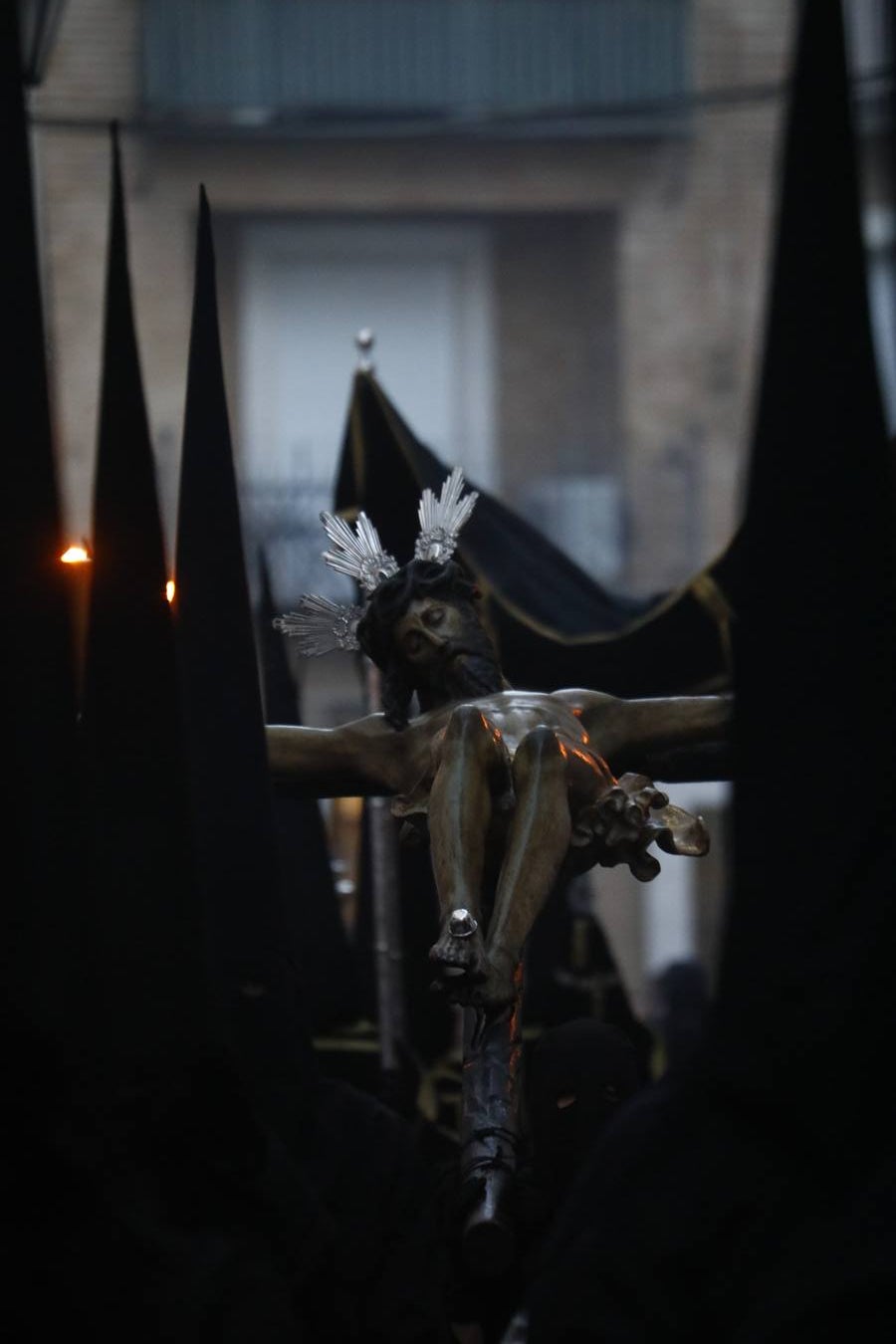 El inconfundible Vía Crucis por la Judería en el Lunes Santo de Córdoba, en imágenes
